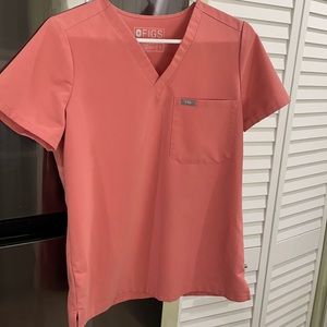 Figs Catrina scrub top sz S in Coral